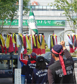 11일 오후 수원시청 맞은편 공원에서 화서주공철거민 대책위가 이주단지 조성을 요구하는 집회를 갖고 있다. 